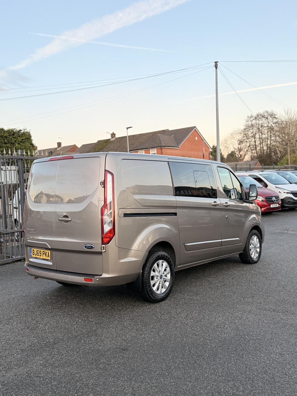 Ford Transit Custom 2.0 320 EcoBlue Limited Crew Van Double Cab 5dr Diesel Manual L1 H1 Euro 6 (s/s) (6 Seat) (130 ps)