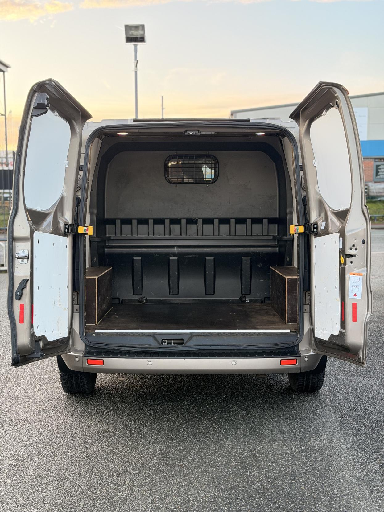 Ford Transit Custom 2.0 320 EcoBlue Limited Crew Van Double Cab 5dr Diesel Manual L1 H1 Euro 6 (s/s) (6 Seat) (130 ps)