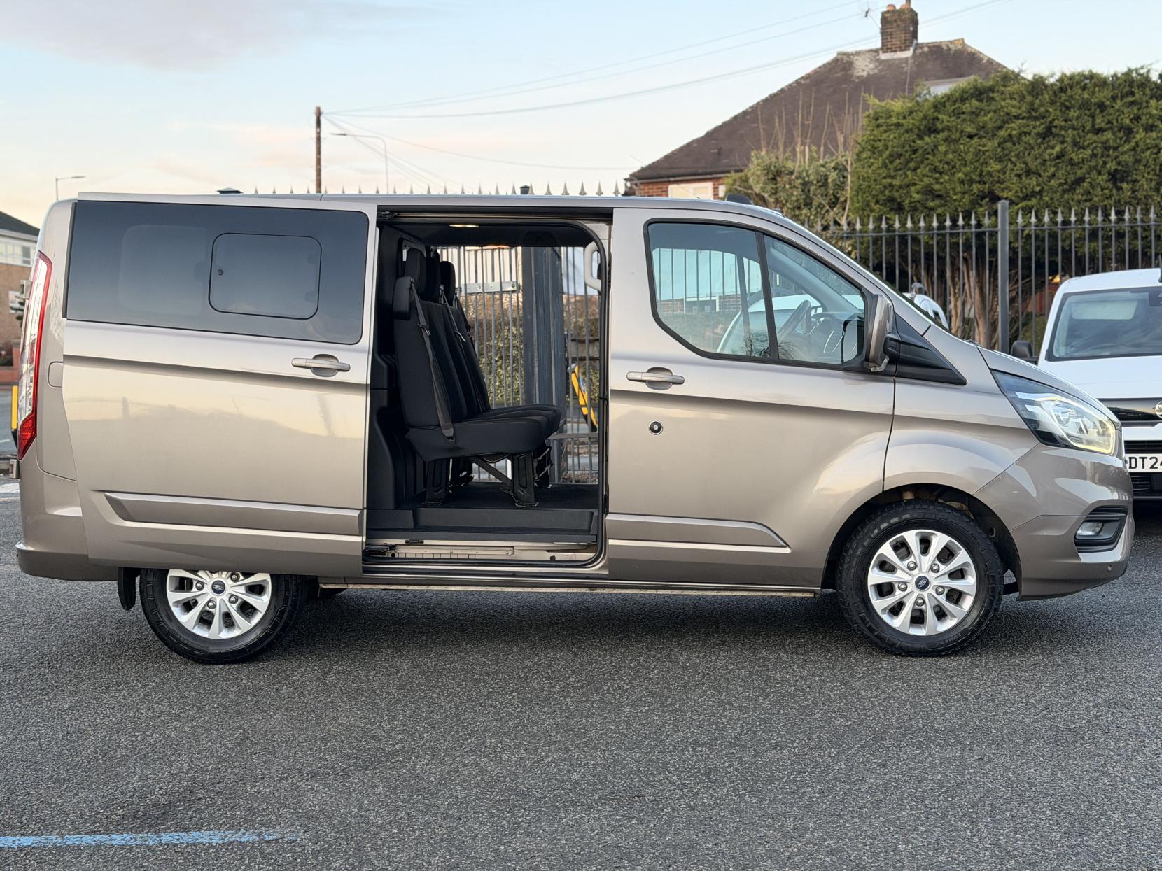 Ford Transit Custom 2.0 320 EcoBlue Limited Crew Van Double Cab 5dr Diesel Manual L1 H1 Euro 6 (s/s) (6 Seat) (130 ps)