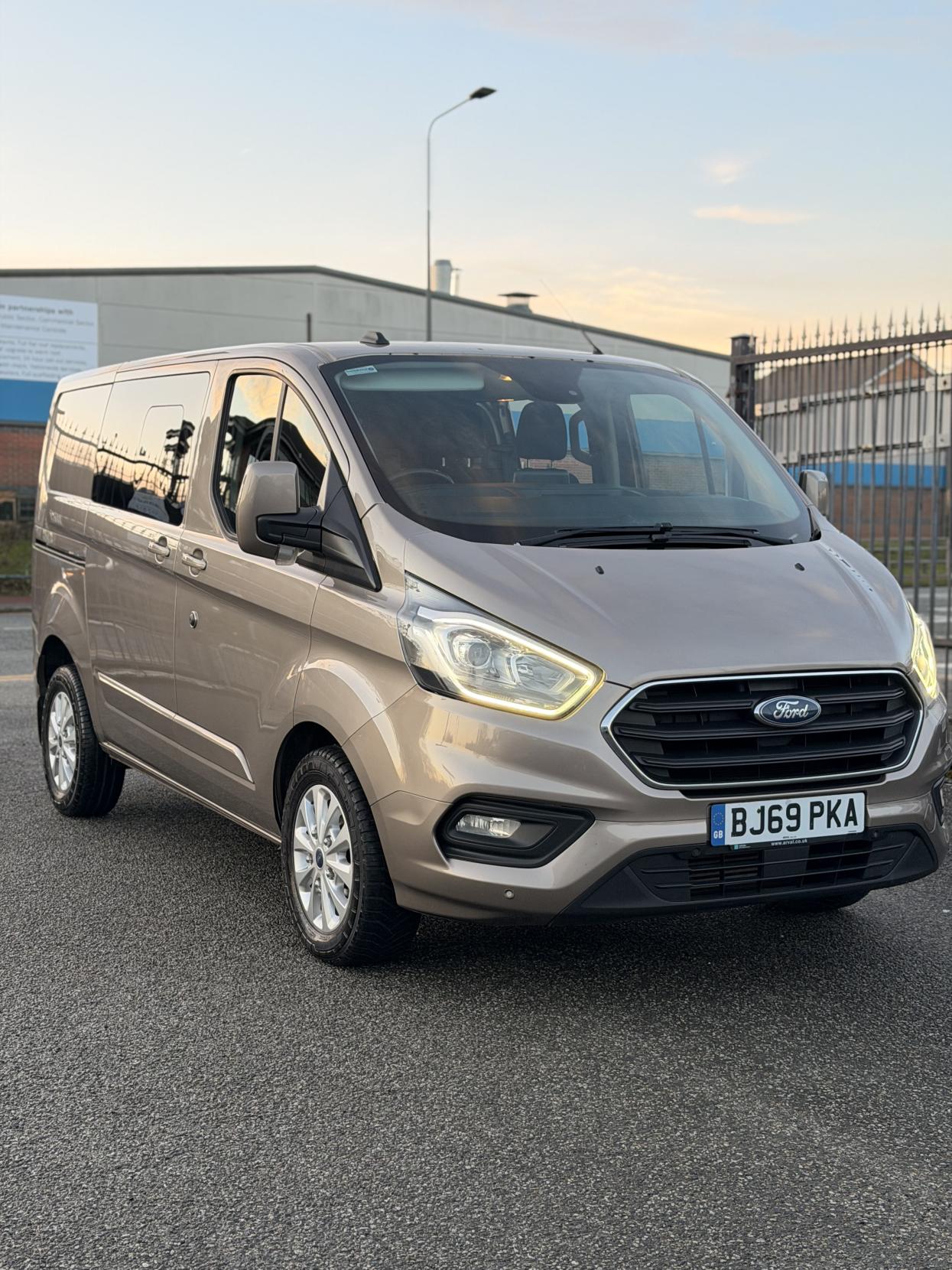 Ford Transit Custom 2.0 320 EcoBlue Limited Crew Van Double Cab 5dr Diesel Manual L1 H1 Euro 6 (s/s) (6 Seat) (130 ps)