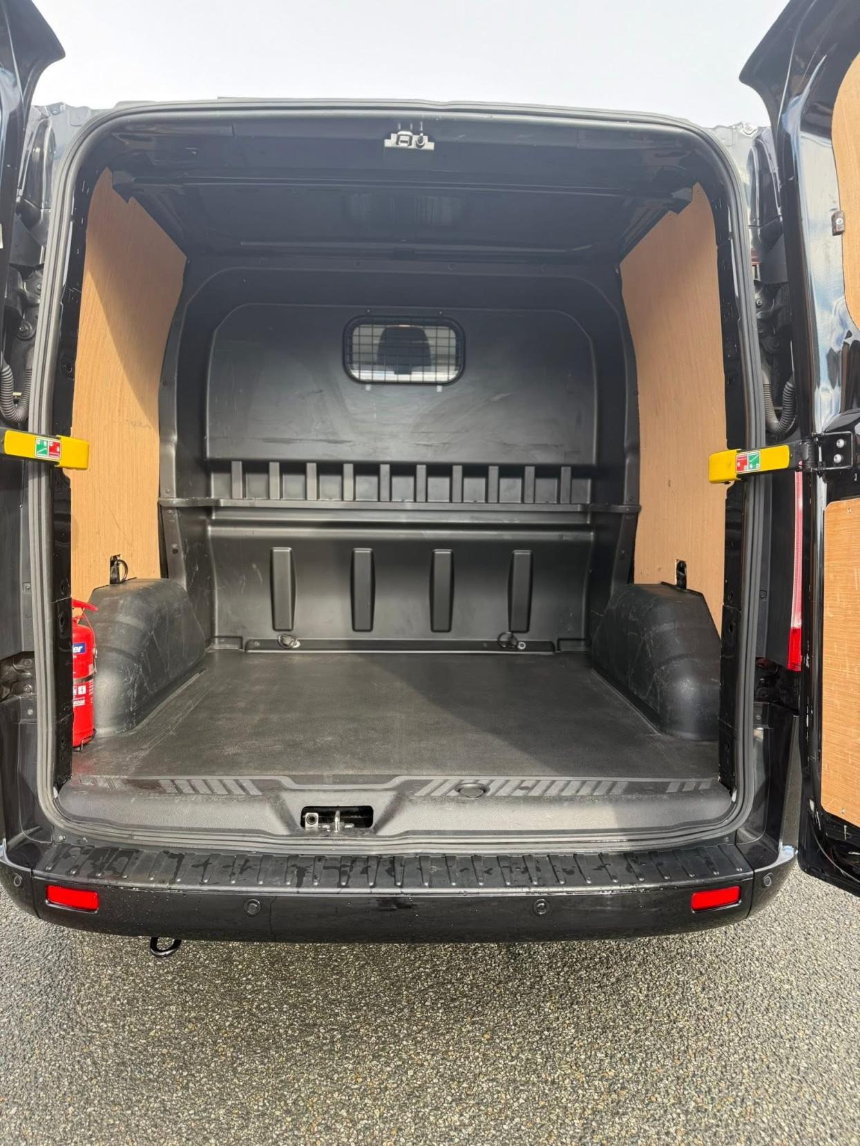 Ford Transit Custom 2.0 320 EcoBlue Limited Crew Van Double Cab 5dr Diesel Manual L1 H1 Euro 6 (s/s) (6 Seat) (130 ps)