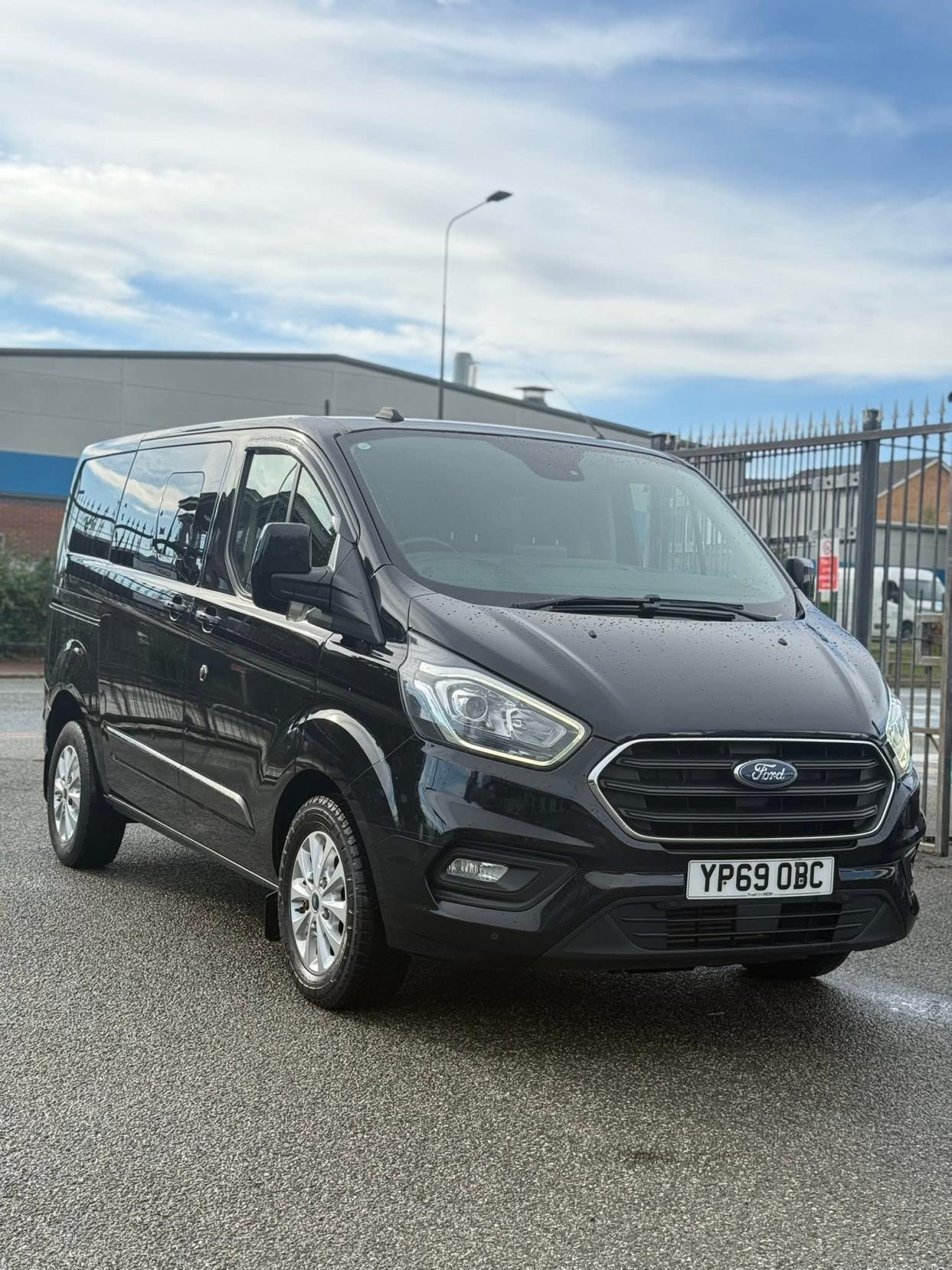 Ford Transit Custom 2.0 320 EcoBlue Limited Crew Van Double Cab 5dr Diesel Manual L1 H1 Euro 6 (s/s) (6 Seat) (130 ps)