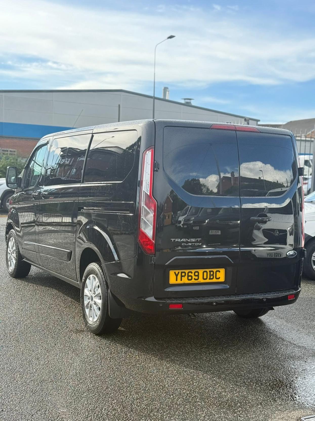 Ford Transit Custom 2.0 320 EcoBlue Limited Crew Van Double Cab 5dr Diesel Manual L1 H1 Euro 6 (s/s) (6 Seat) (130 ps)