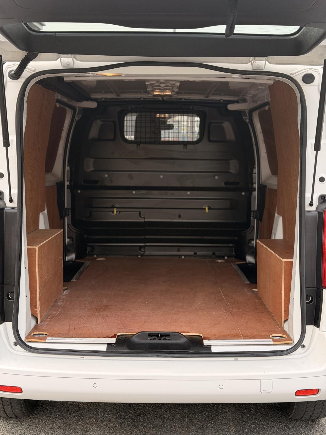 Vauxhall Vivaro 2.0 Turbo D 3100 Elite Panel Van 5dr Diesel Manual L1 H1 Euro 6 (s/s) (145 ps)