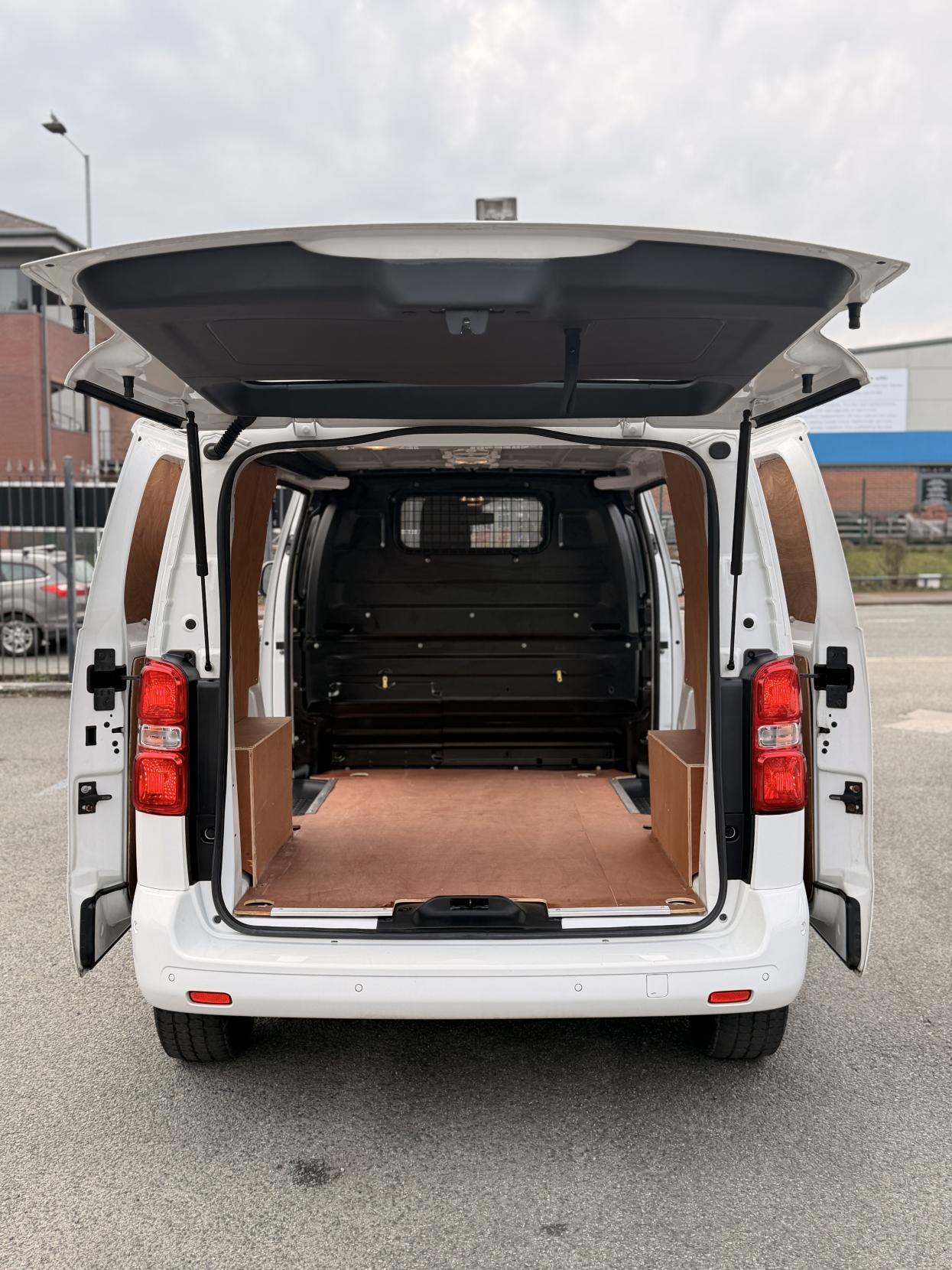 Vauxhall Vivaro 2.0 Turbo D 3100 Elite Panel Van 5dr Diesel Manual L1 H1 Euro 6 (s/s) (145 ps)