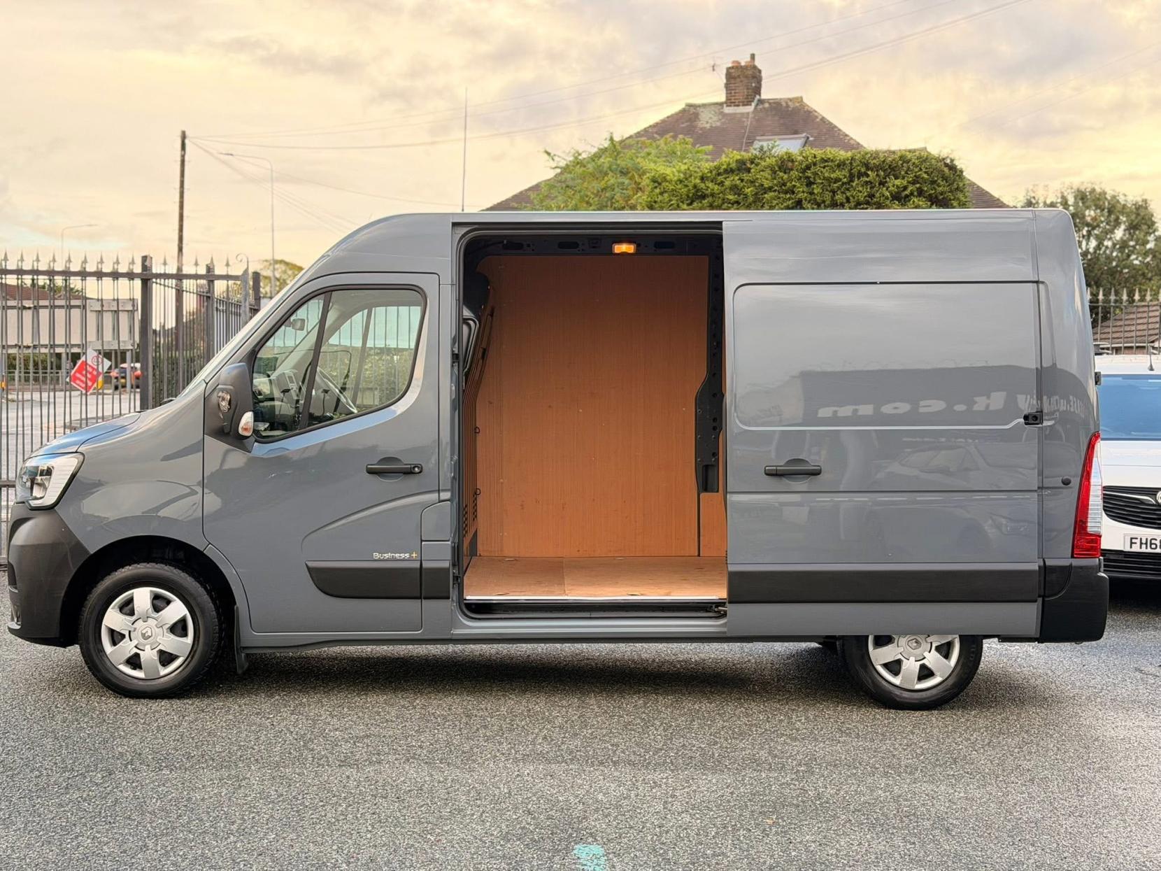 Renault Master 2.3 dCi ENERGY 35 Business+ Panel Van 5dr Diesel Manual FWD MWB Medium Roof Euro 6 (s/s) (150 bhp)