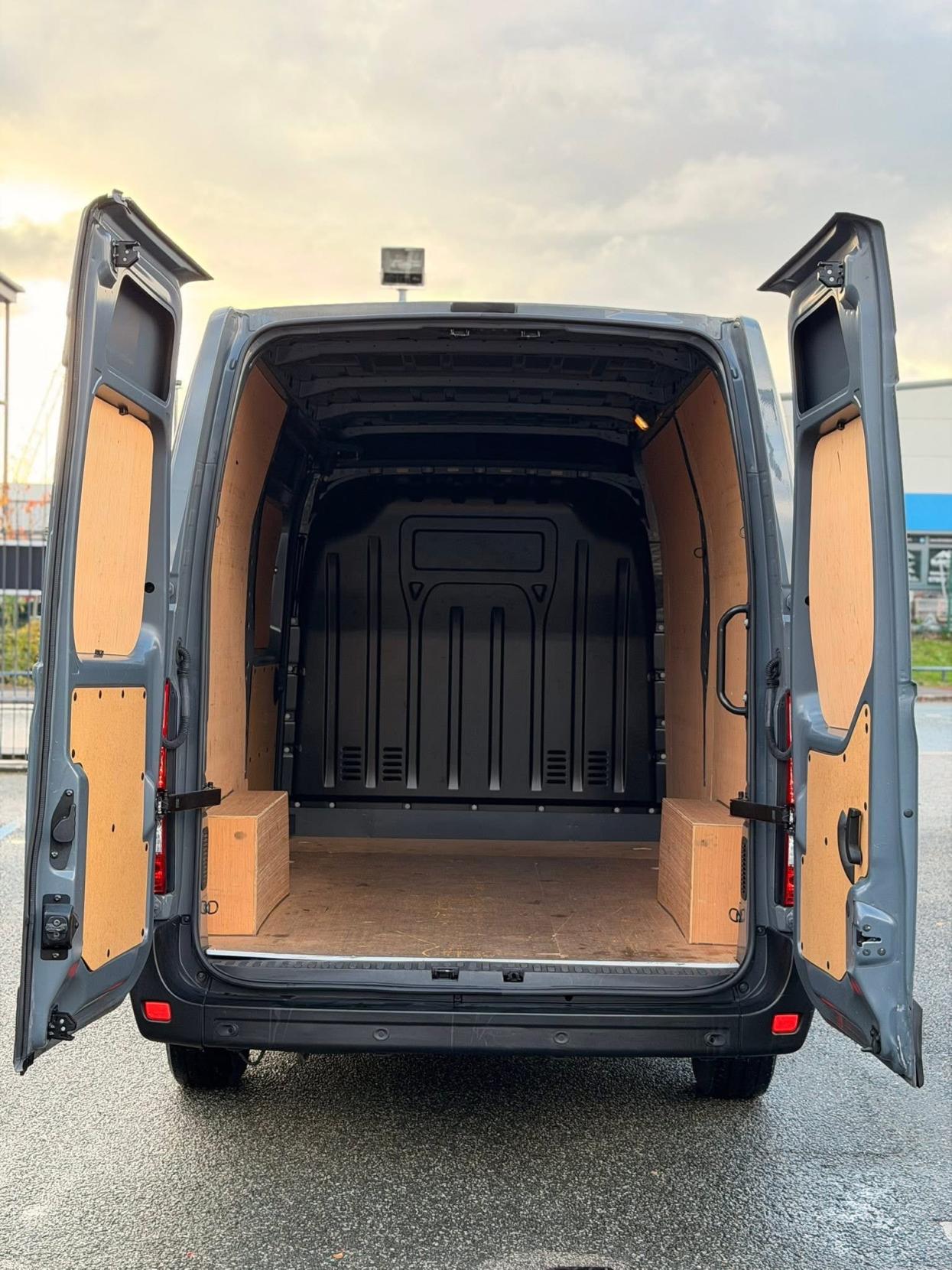 Renault Master 2.3 dCi ENERGY 35 Business+ Panel Van 5dr Diesel Manual FWD MWB Medium Roof Euro 6 (s/s) (150 bhp)