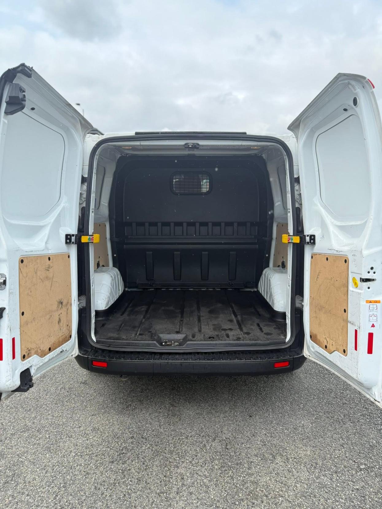Ford Transit Custom 2.0 320 EcoBlue Leader Crew Van Double Cab 5dr Diesel Manual L1 H1 Euro 6 (s/s) (105 ps)