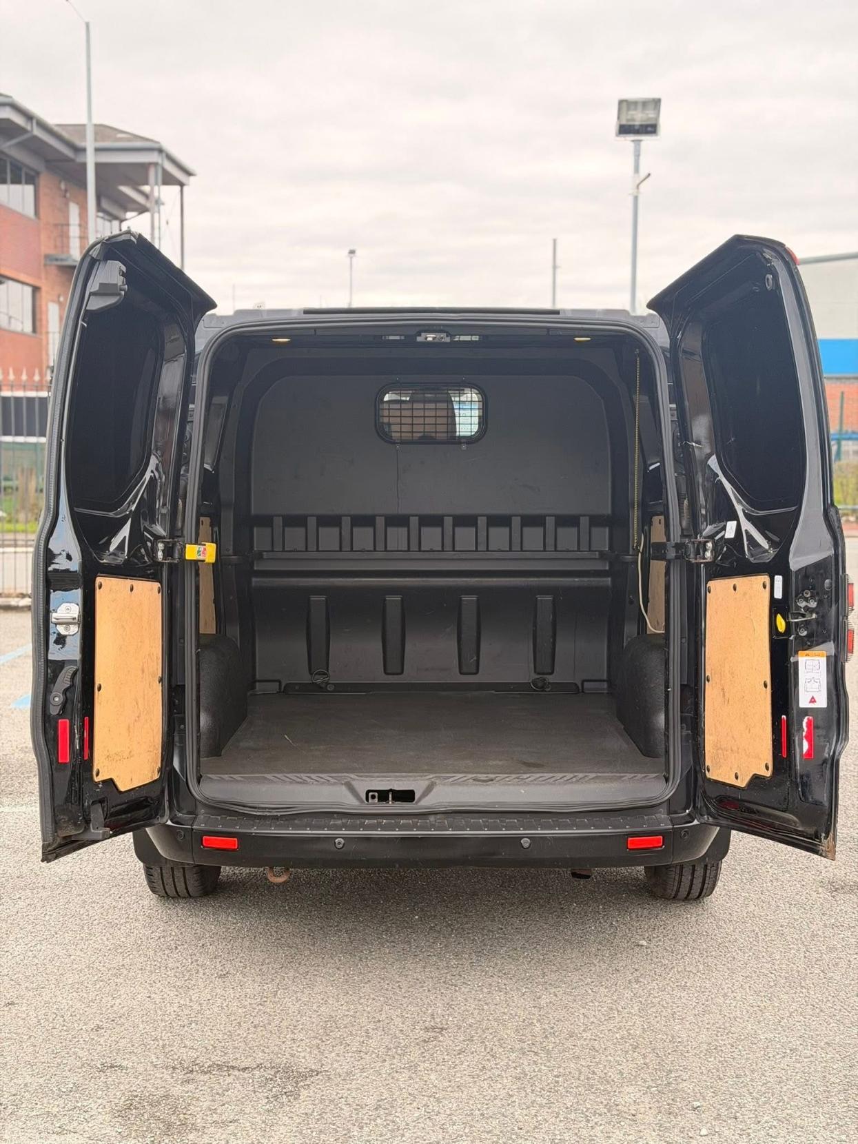 Ford Transit Custom 2.2 TDCi 290 Limited Panel Van 5dr Diesel Manual L2 H1 (191 g/km, 123 bhp)