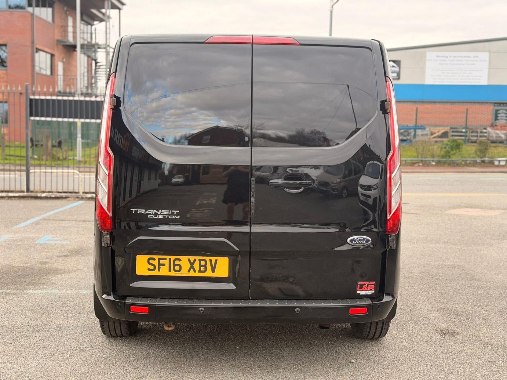 Ford Transit Custom 2.2 TDCi 290 Limited Panel Van 5dr Diesel Manual L2 H1 (191 g/km, 123 bhp)