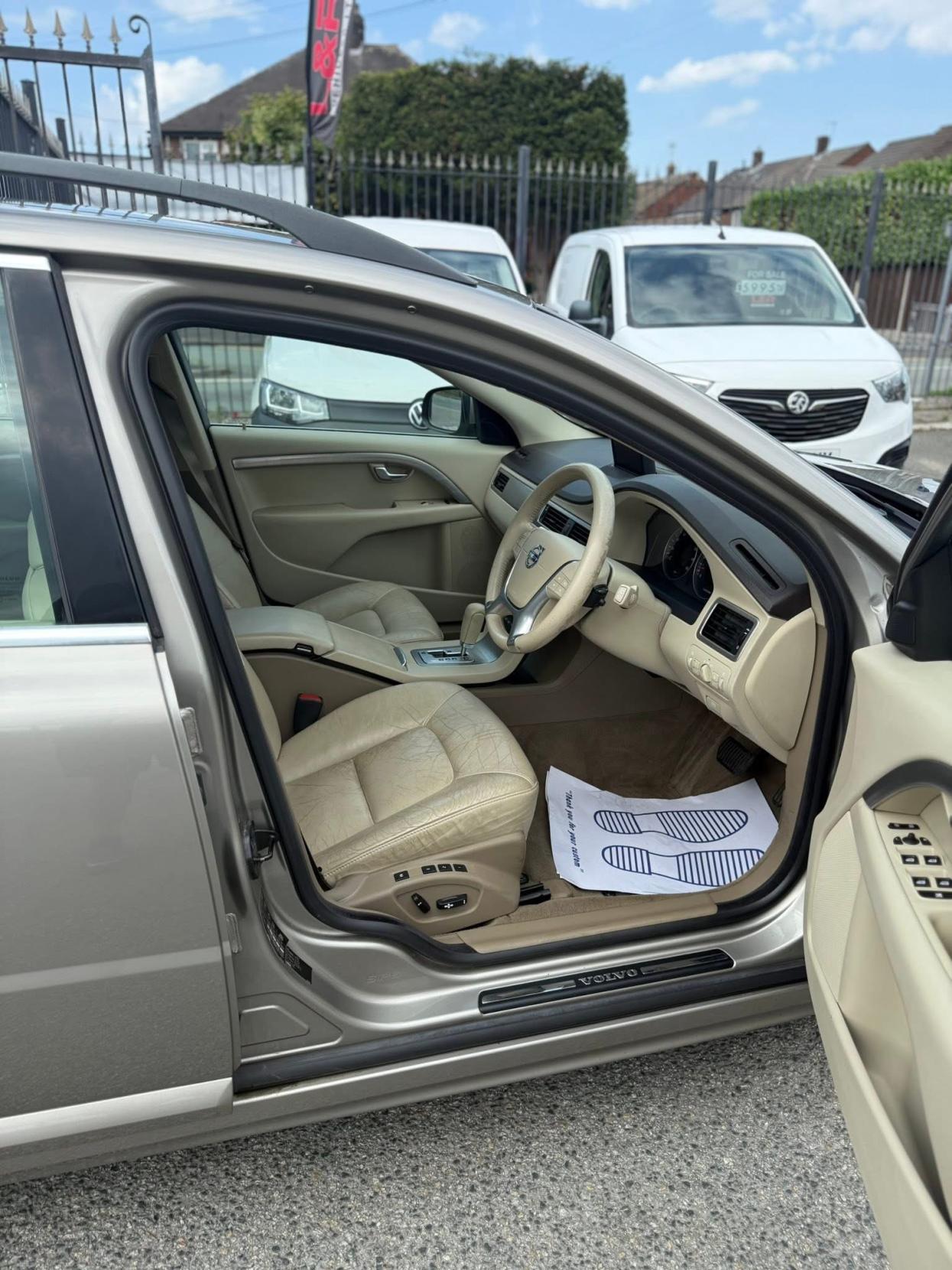 Volvo V70 2.5T SE Premium Estate 5dr Petrol Geartronic Euro 5 (231 ps)