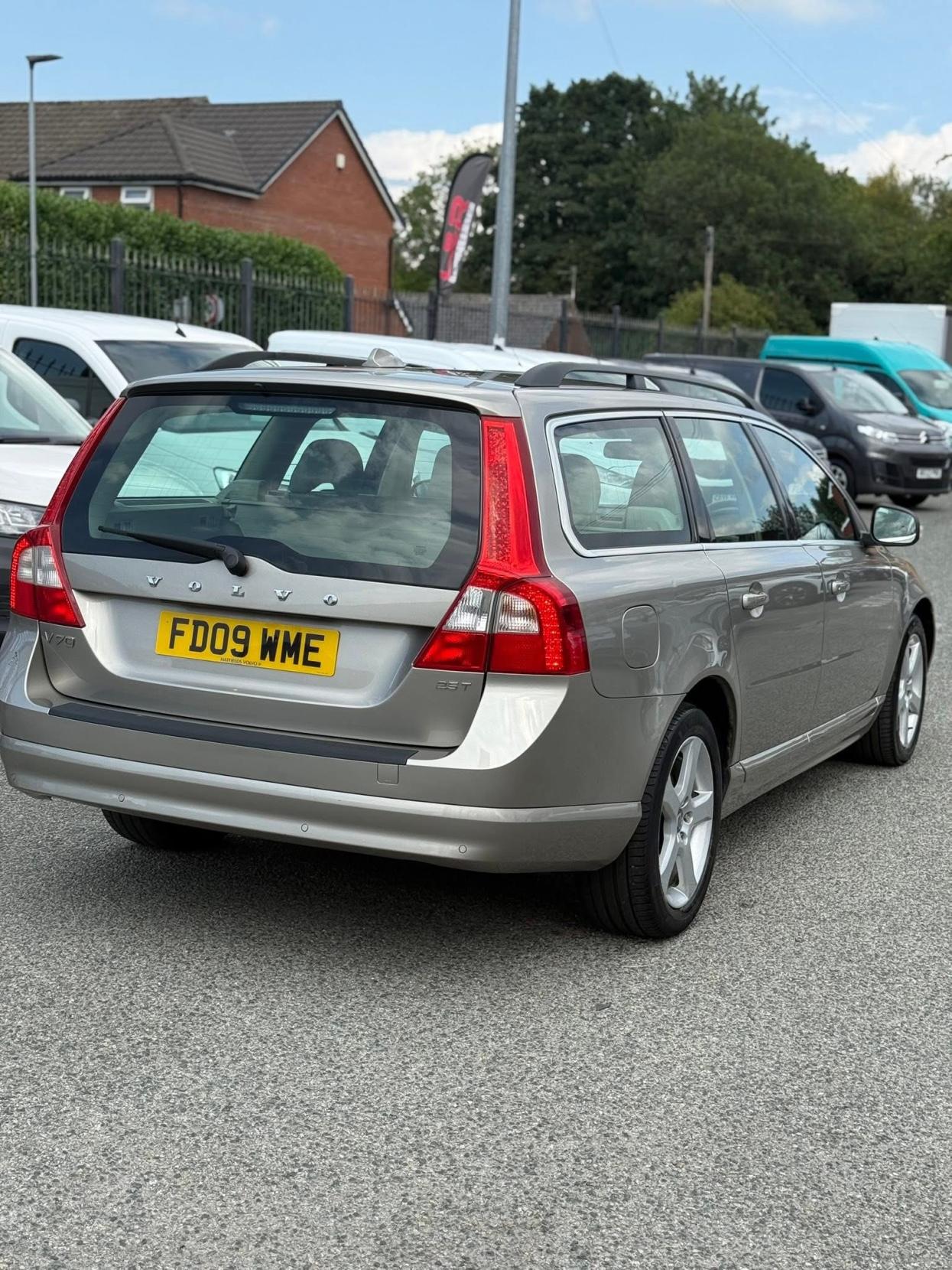 Volvo V70 2.5T SE Premium Estate 5dr Petrol Geartronic Euro 5 (231 ps)