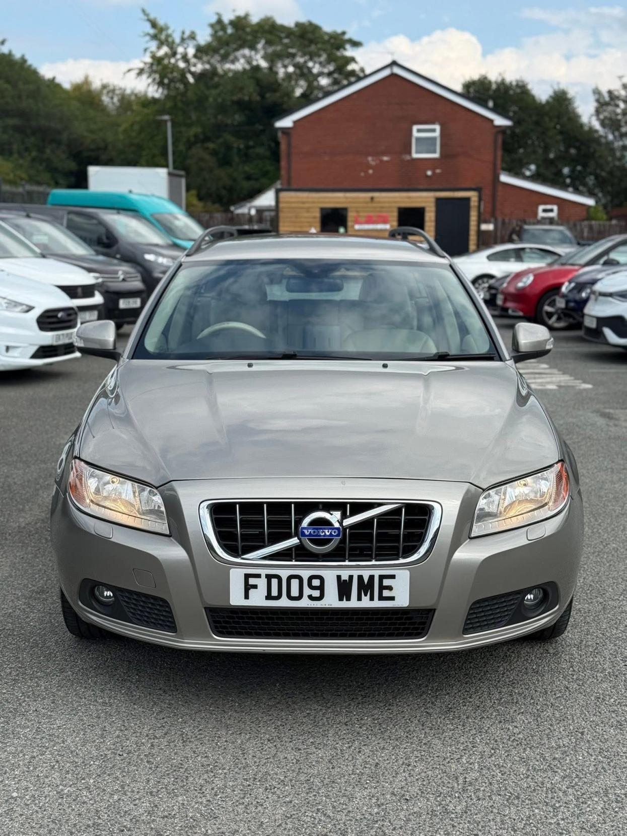 Volvo V70 2.5T SE Premium Estate 5dr Petrol Geartronic Euro 5 (231 ps)