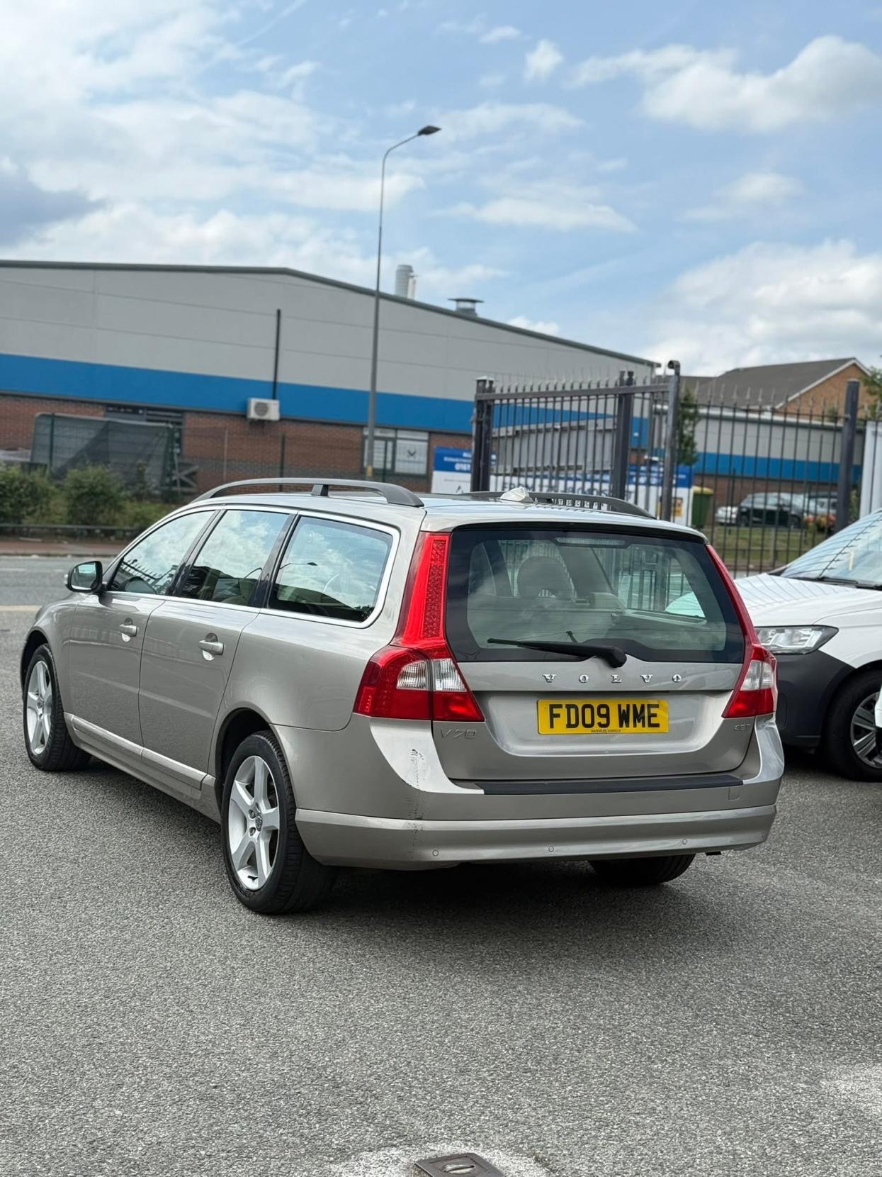Volvo V70 2.5T SE Premium Estate 5dr Petrol Geartronic Euro 5 (231 ps)
