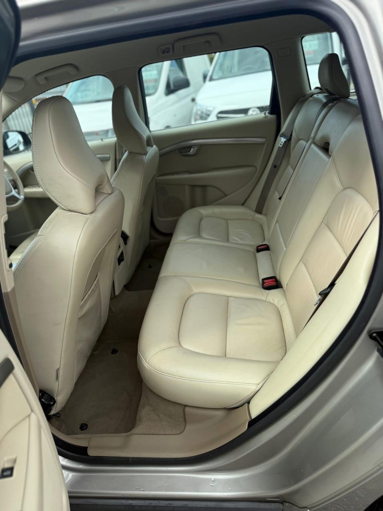 Volvo V70 2.5T SE Premium Estate 5dr Petrol Geartronic Euro 5 (231 ps)
