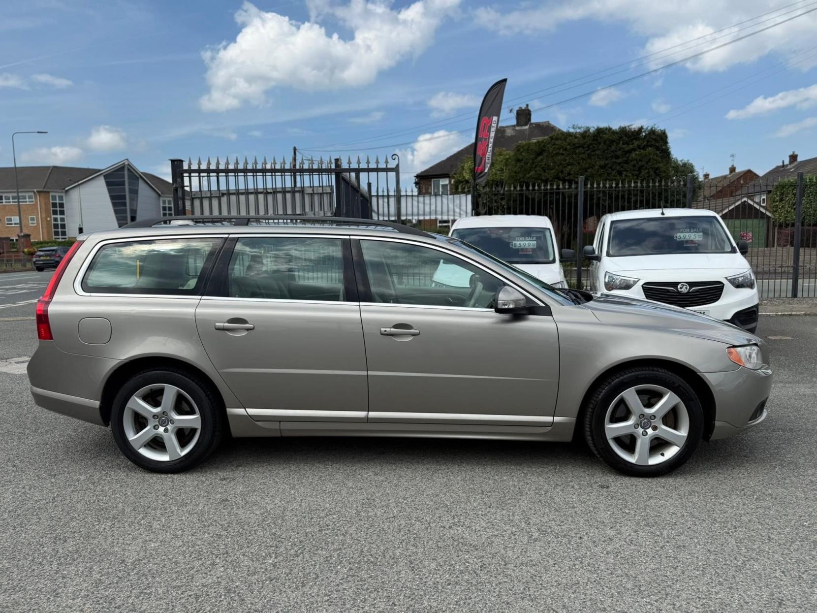 Volvo V70 2.5T SE Premium Estate 5dr Petrol Geartronic Euro 5 (231 ps)