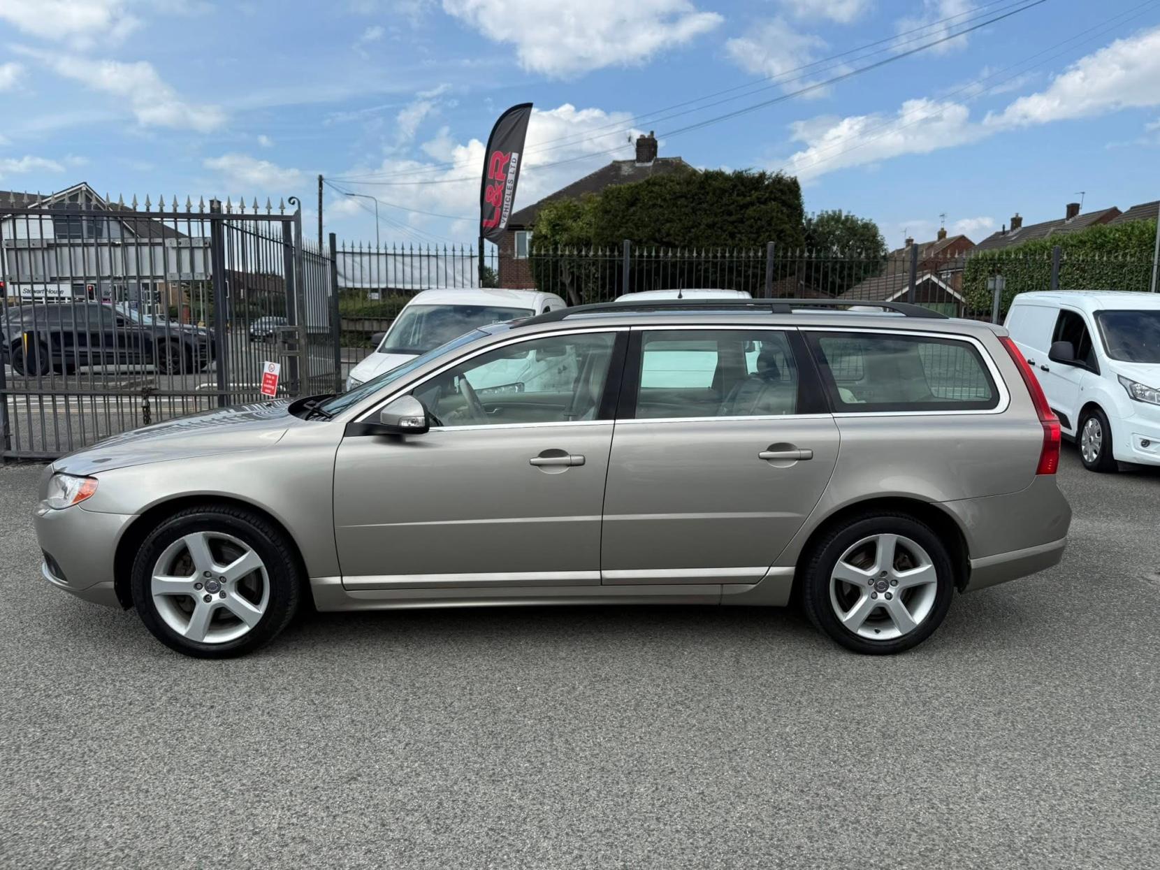 Volvo V70 2.5T SE Premium Estate 5dr Petrol Geartronic Euro 5 (231 ps)