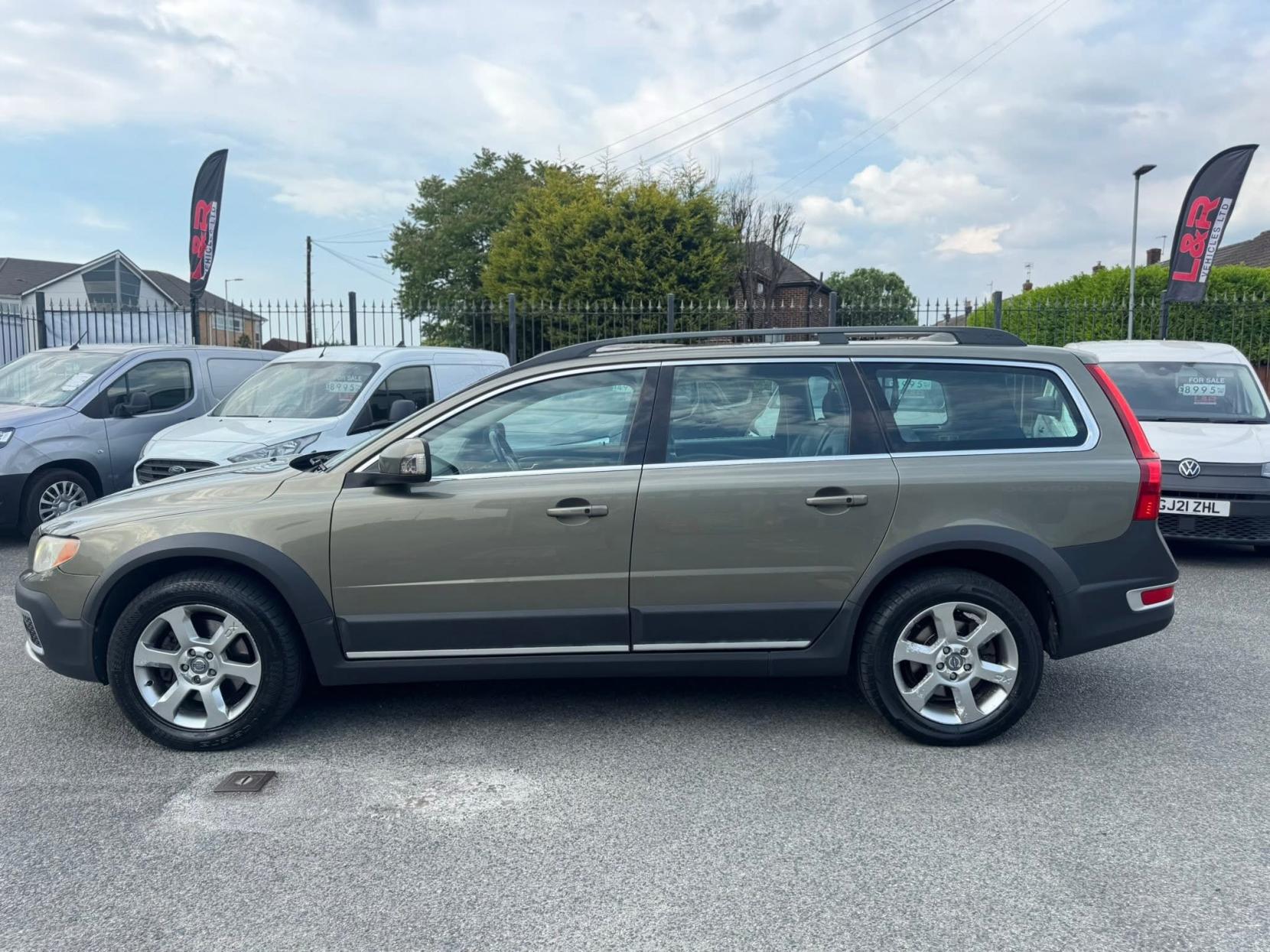 Volvo XC70 2.4 D5 SE Lux Premium Estate 5dr Diesel Geartronic AWD Euro 5 (205 ps)