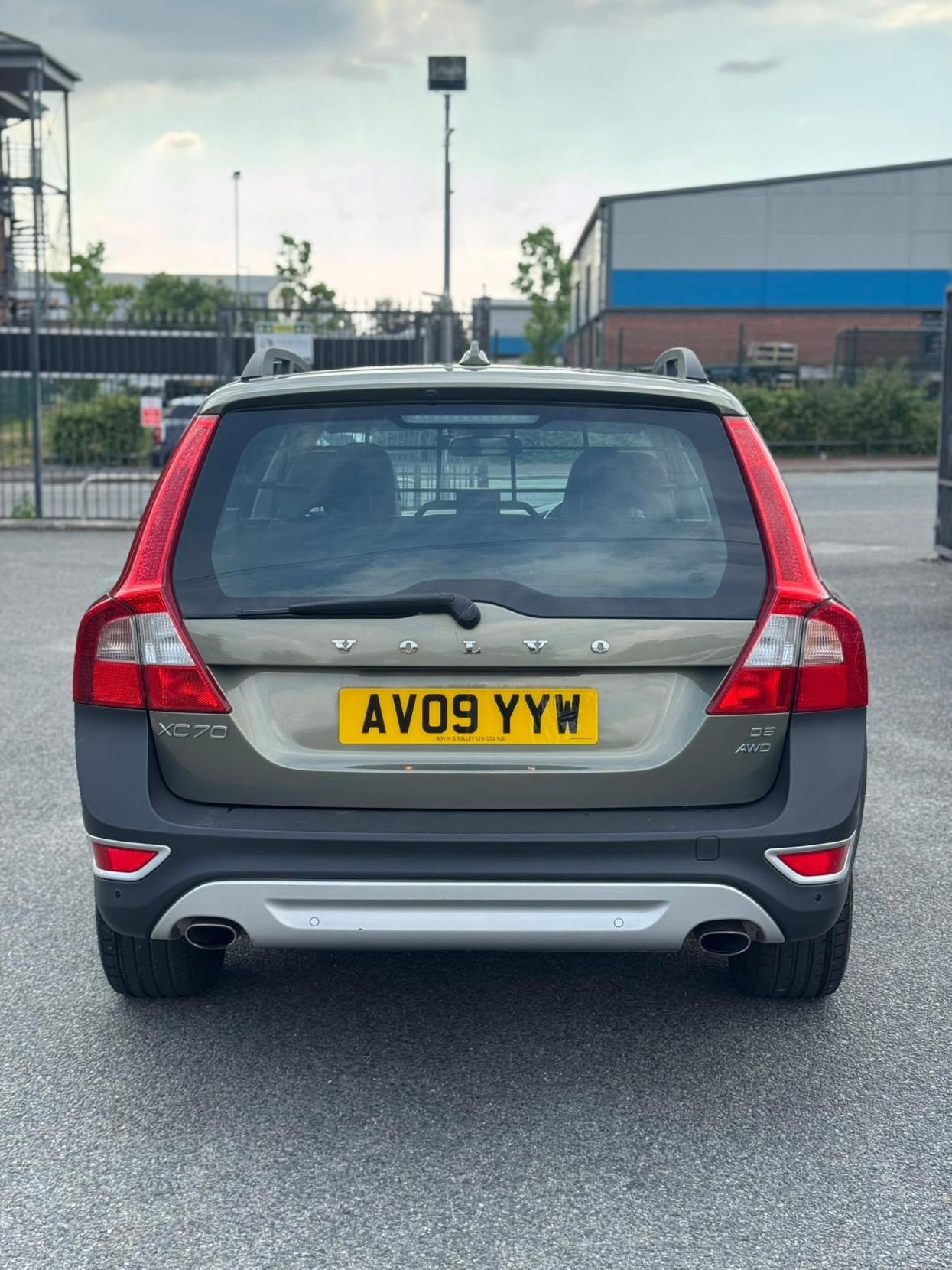Volvo XC70 2.4 D5 SE Lux Premium Estate 5dr Diesel Geartronic AWD Euro 5 (205 ps)