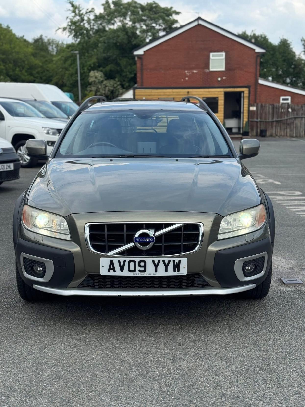 Volvo XC70 2.4 D5 SE Lux Premium Estate 5dr Diesel Geartronic AWD Euro 5 (205 ps)