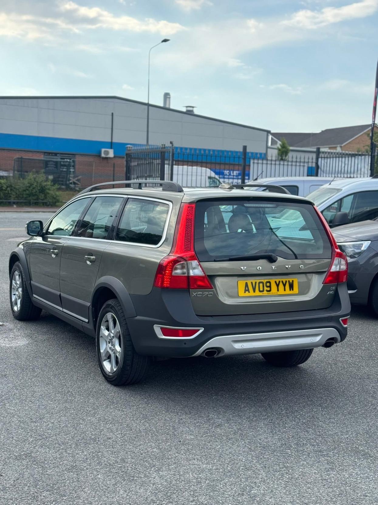 Volvo XC70 2.4 D5 SE Lux Premium Estate 5dr Diesel Geartronic AWD Euro 5 (205 ps)