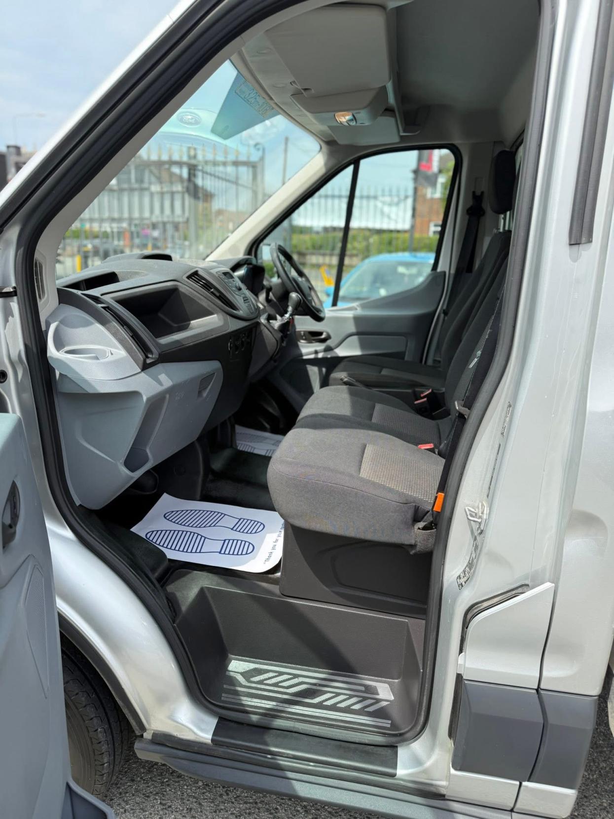Ford Transit 2.2 TDCi 350 Chassis Cab 2dr Diesel Manual RWD L4 H1 Euro 5 (DRW) (125 ps)