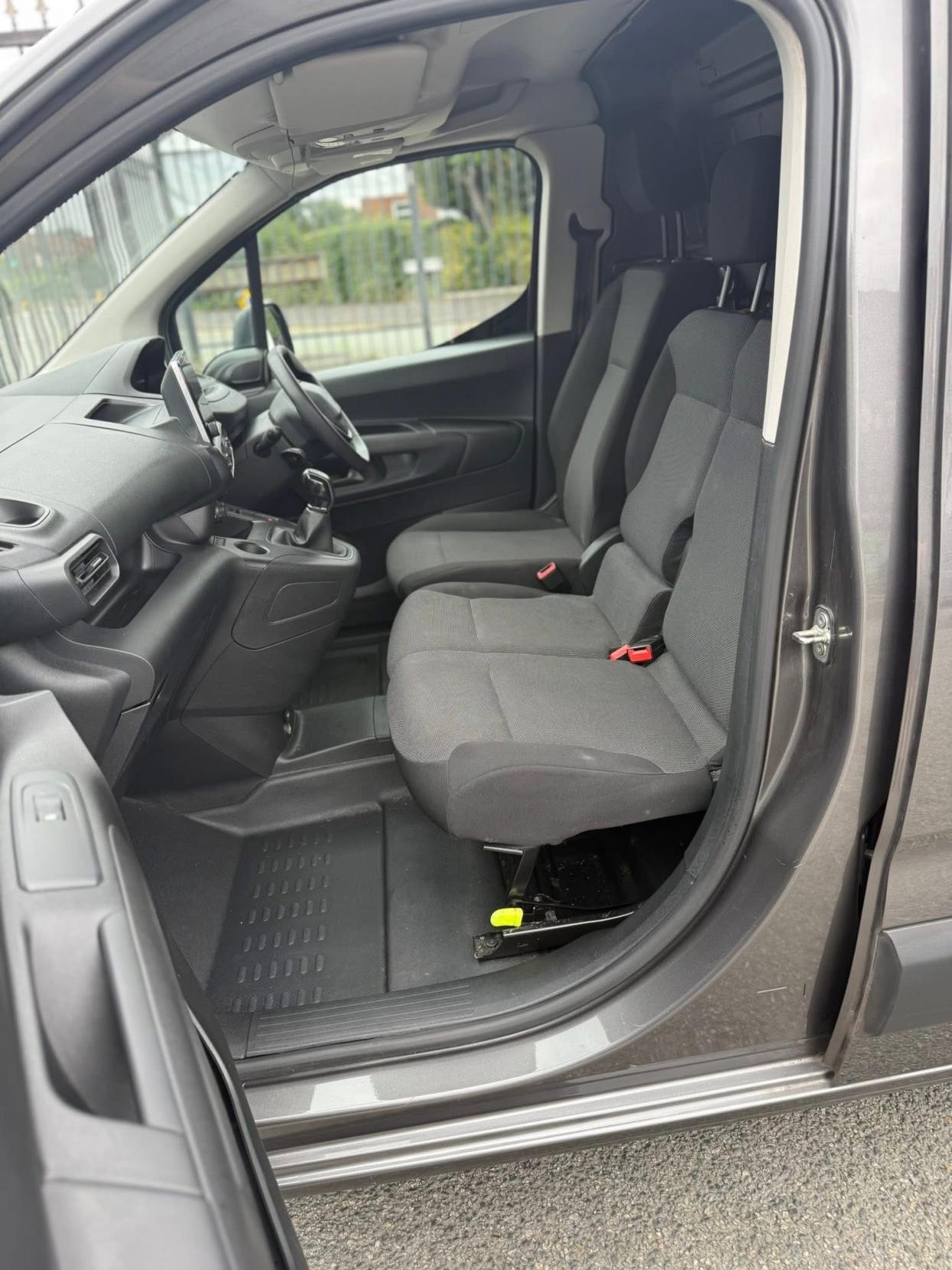 Peugeot Partner 1.5 BlueHDi 1000 Professional Standard Panel Van 5dr Diesel Manual SWB Euro 6 (100 bhp)