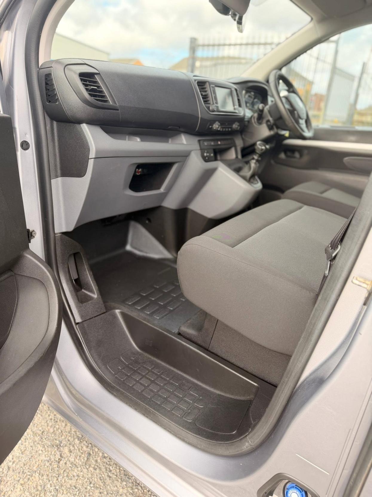 Vauxhall Vivaro 2.0 Turbo D 3100 Sportive Crew Van Double Cab 5dr Diesel Manual L2 H1 Euro 6 (s/s) (120 ps)