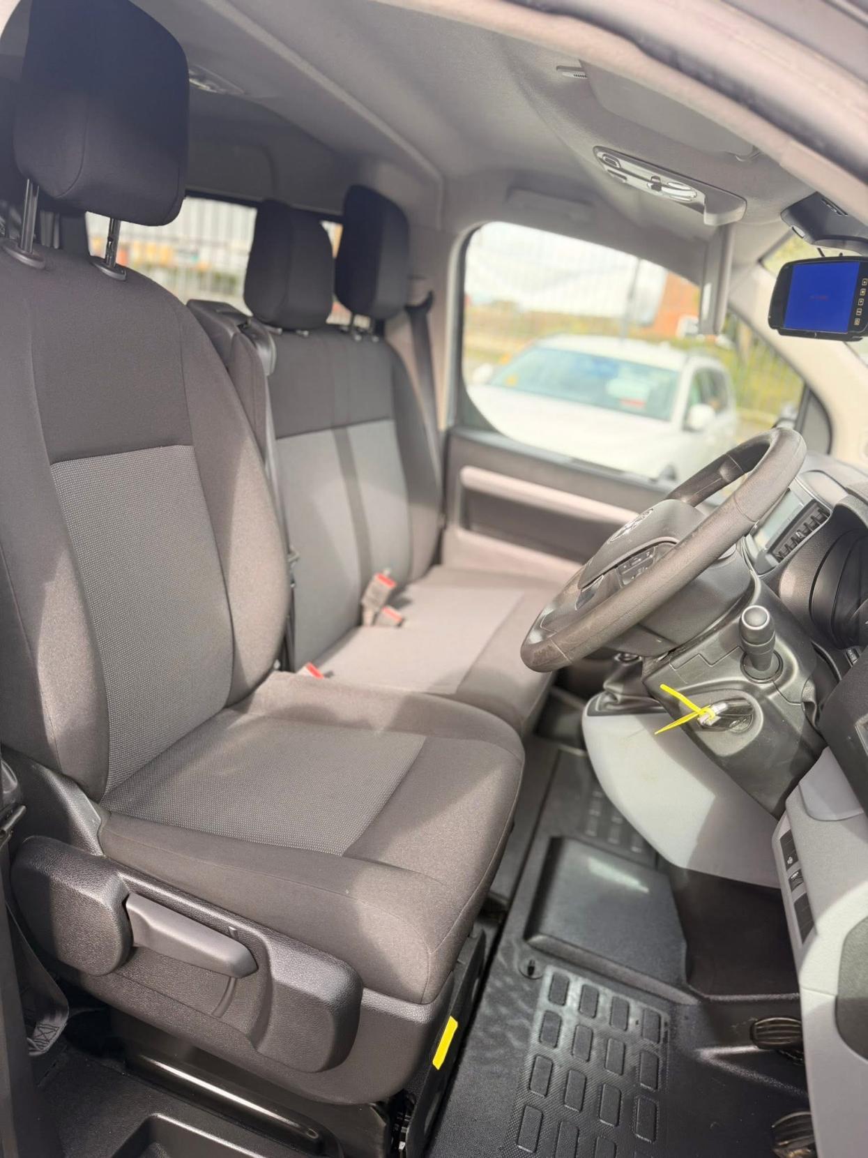 Vauxhall Vivaro 2.0 Turbo D 3100 Sportive Crew Van Double Cab 5dr Diesel Manual L2 H1 Euro 6 (s/s) (120 ps)