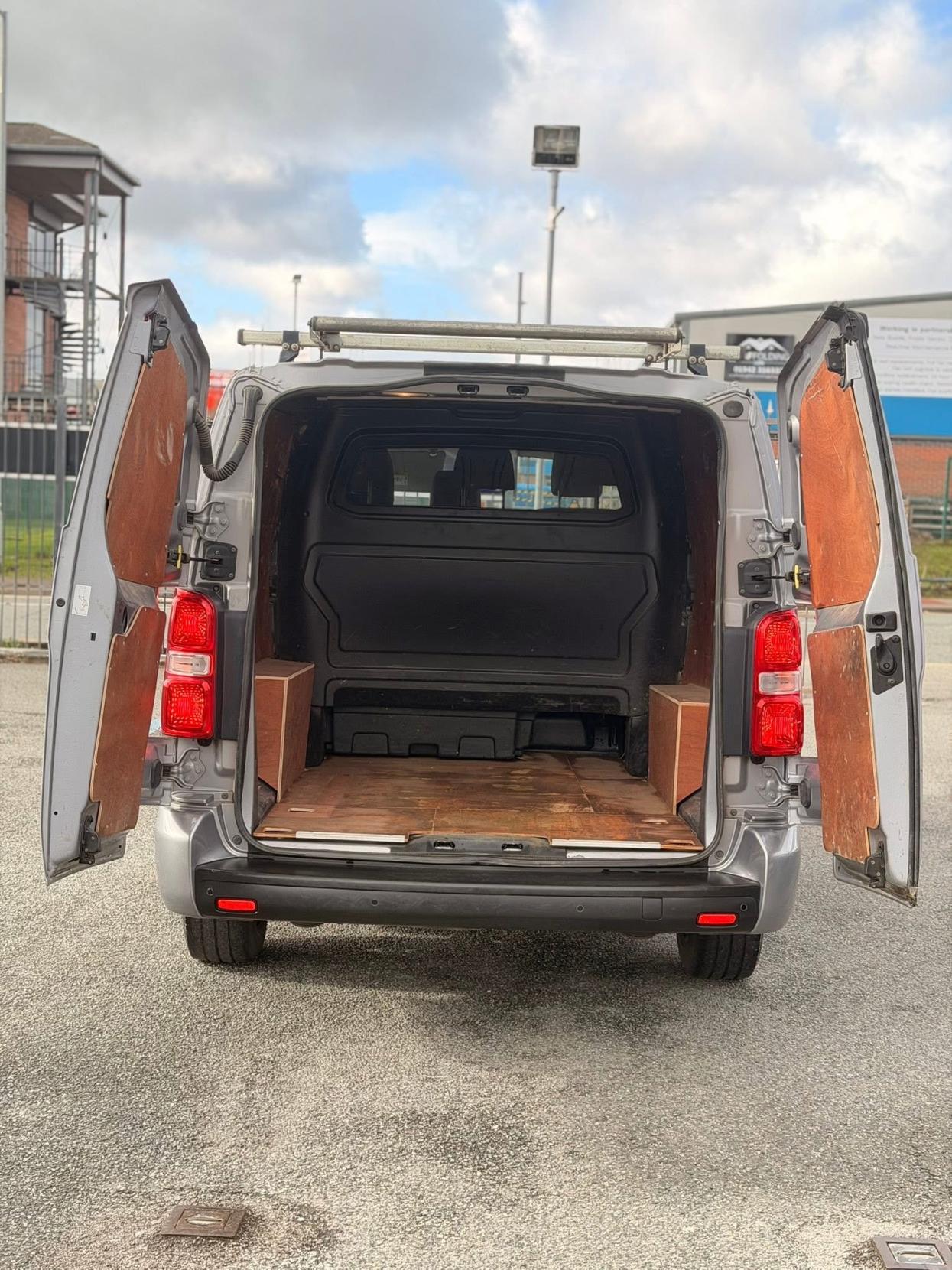 Vauxhall Vivaro 2.0 Turbo D 3100 Sportive Crew Van Double Cab 5dr Diesel Manual L2 H1 Euro 6 (s/s) (120 ps)