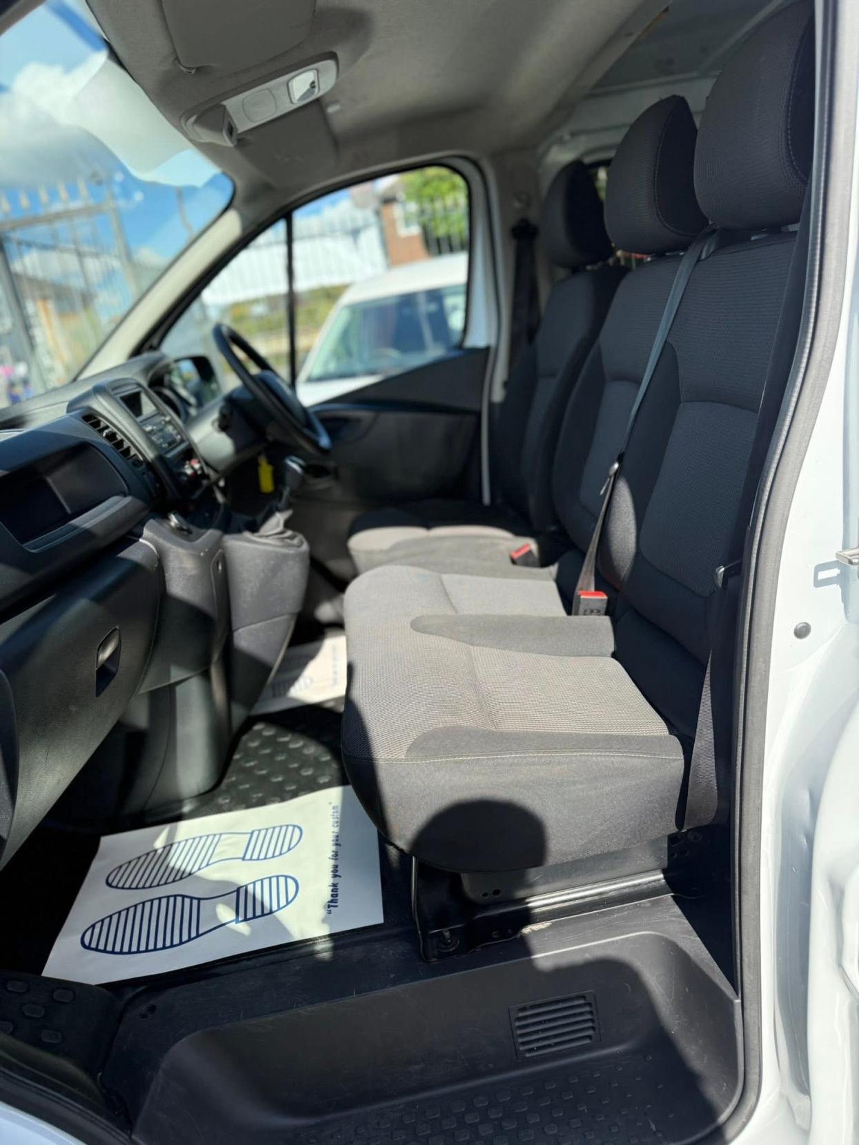 Renault Trafic 2.0 dCi ENERGY 30 Business Panel Van 5dr Diesel Manual LWB Standard Roof Euro 6 (s/s) (145 ps)