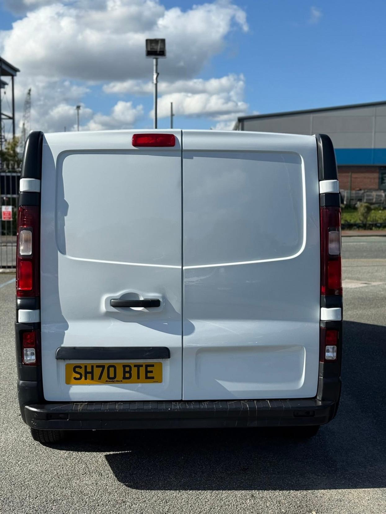 Renault Trafic 2.0 dCi ENERGY 30 Business Panel Van 5dr Diesel Manual LWB Standard Roof Euro 6 (s/s) (145 ps)