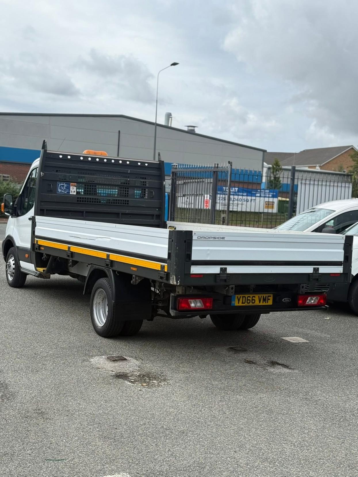 Ford Transit 2.2 TDCi 350 Chassis Cab 2dr Diesel Manual RWD L4 H1 Euro 6 (DRW) (125 ps)
