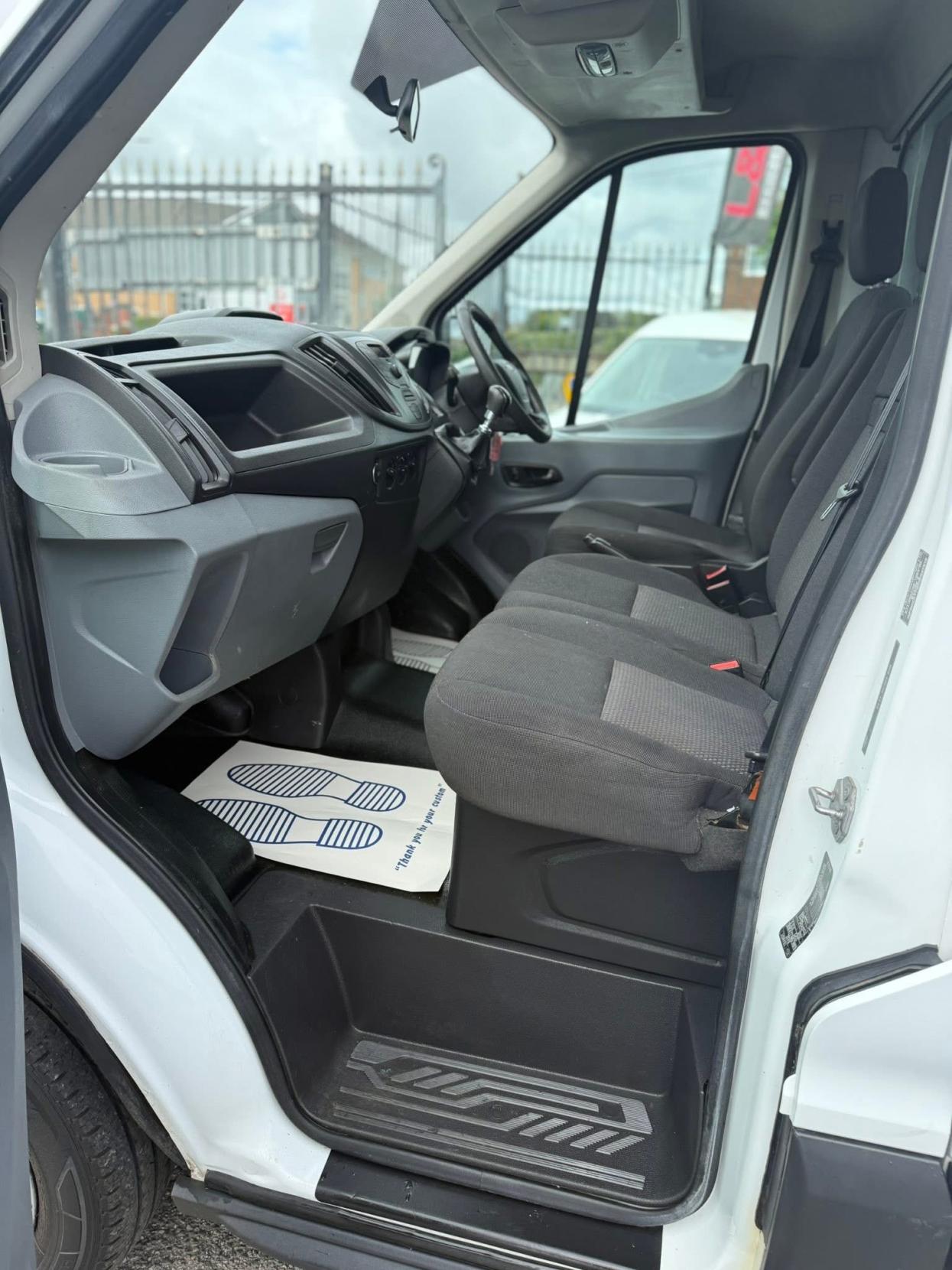 Ford Transit 2.2 TDCi 350 Chassis Cab 2dr Diesel Manual RWD L4 H1 Euro 6 (DRW) (125 ps)