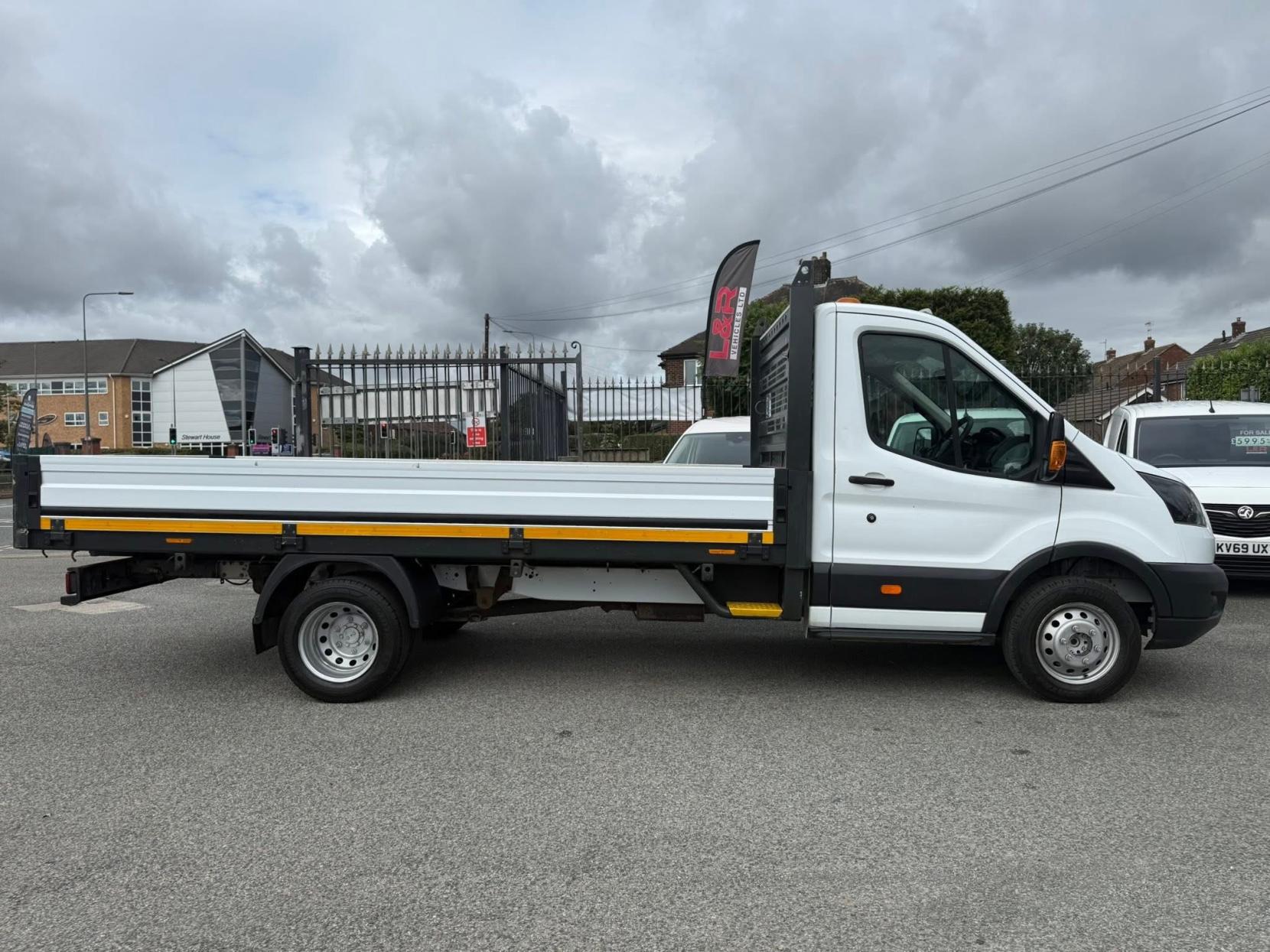 Ford Transit 2.2 TDCi 350 Chassis Cab 2dr Diesel Manual RWD L4 H1 Euro 6 (DRW) (125 ps)