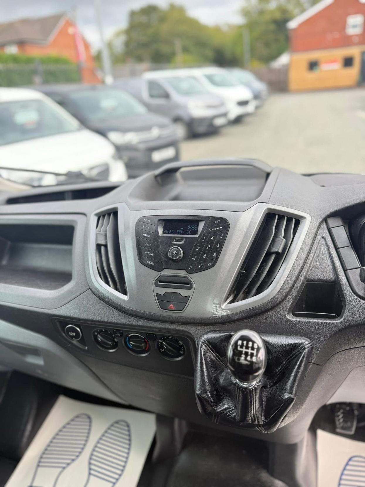 Ford Transit 2.2 TDCi 350 Chassis Cab 2dr Diesel Manual RWD L4 H1 Euro 6 (DRW) (125 ps)