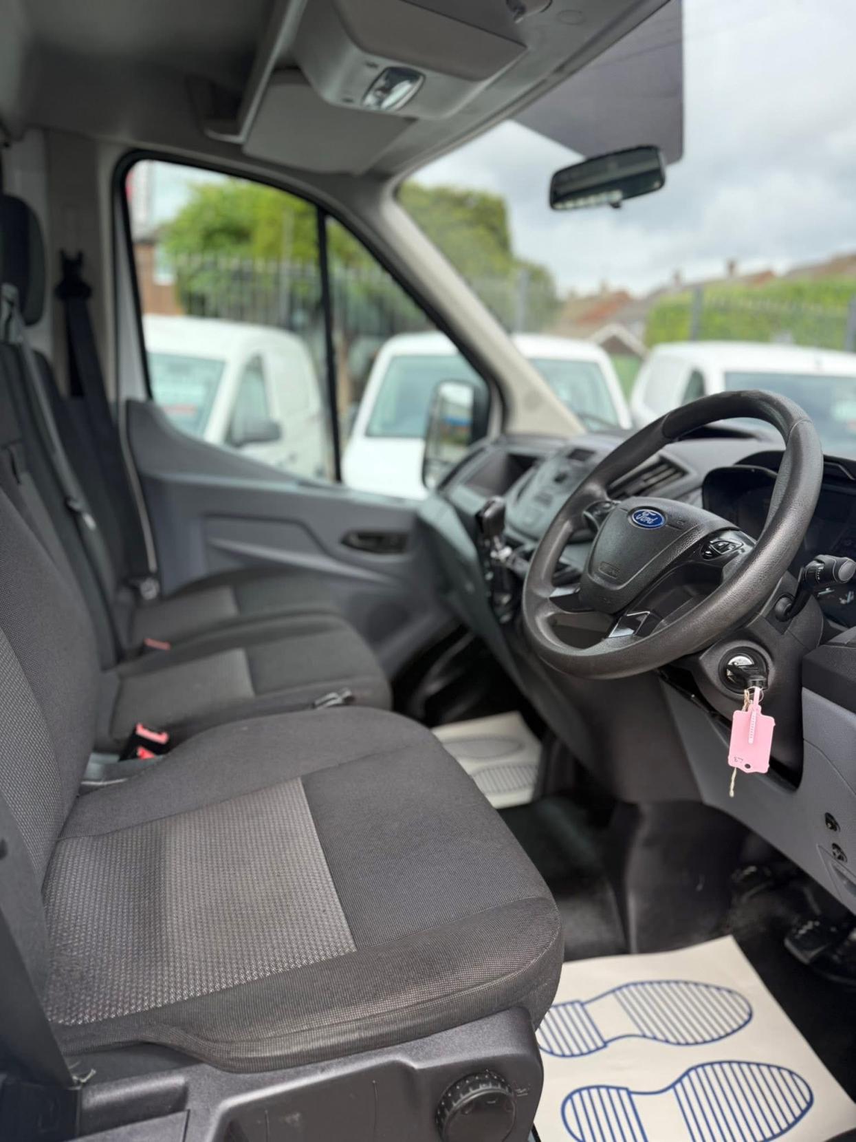 Ford Transit 2.2 TDCi 350 Chassis Cab 2dr Diesel Manual RWD L4 H1 Euro 6 (DRW) (125 ps)