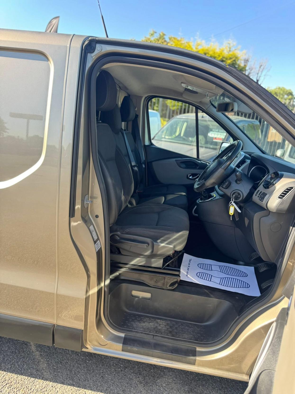 Renault Trafic 1.6 dCi ENERGY 27 Sport Panel Van 5dr Diesel Manual SWB Standard Roof Euro 5 (s/s) (120 ps)