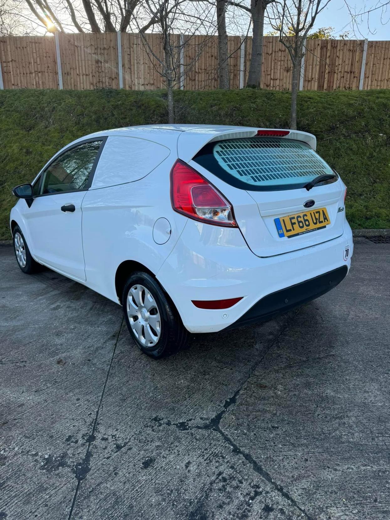 Ford Fiesta Van 1.5 TDCi ECOnetic Panel Van 3dr Diesel Manual (82 g/km, 94 bhp)