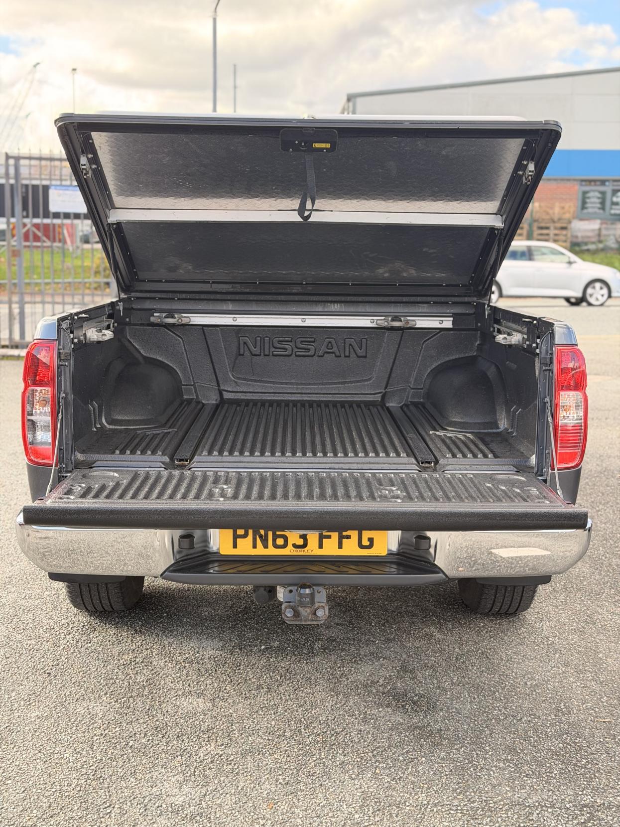 Nissan Navara 2.5 dCi Tekna Pickup Double Cab 4dr Diesel Manual 4WD Euro 5 (190 ps)