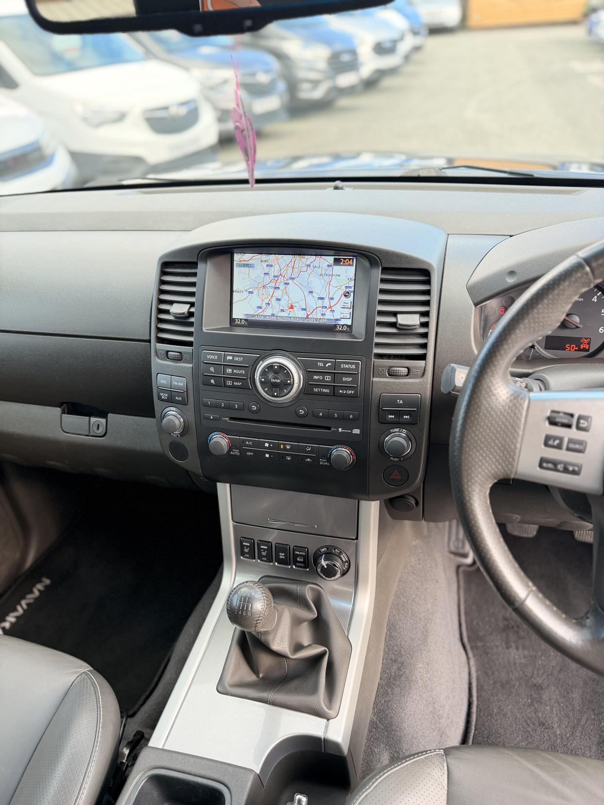 Nissan Navara 2.5 dCi Tekna Pickup Double Cab 4dr Diesel Manual 4WD Euro 5 (190 ps)