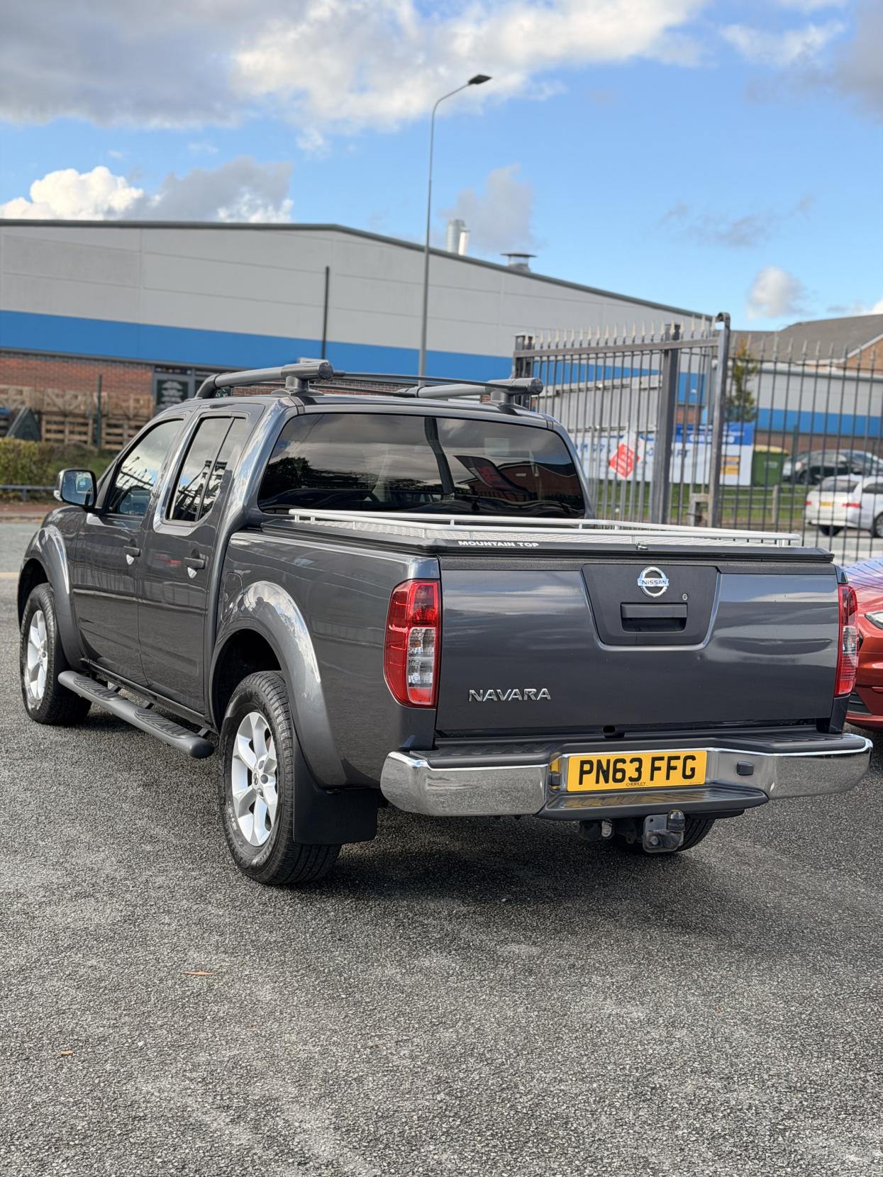 Nissan Navara 2.5 dCi Tekna Pickup Double Cab 4dr Diesel Manual 4WD Euro 5 (190 ps)
