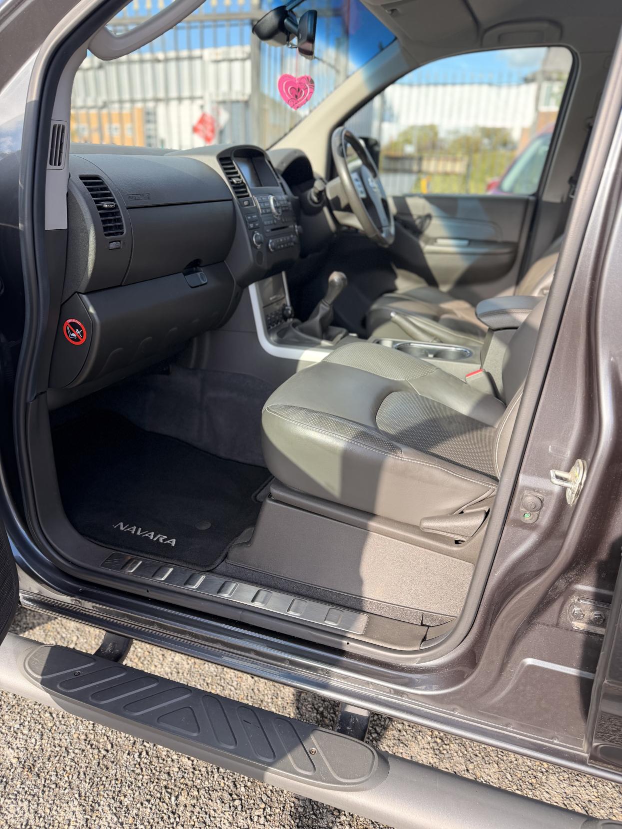 Nissan Navara 2.5 dCi Tekna Pickup Double Cab 4dr Diesel Manual 4WD Euro 5 (190 ps)