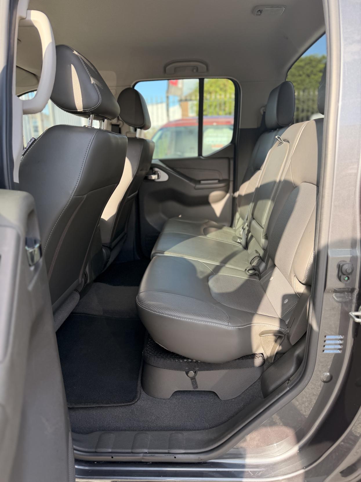 Nissan Navara 2.5 dCi Tekna Pickup Double Cab 4dr Diesel Manual 4WD Euro 5 (190 ps)