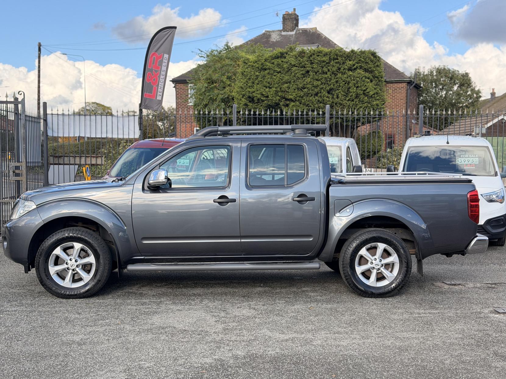 Nissan Navara 2.5 dCi Tekna Pickup Double Cab 4dr Diesel Manual 4WD Euro 5 (190 ps)