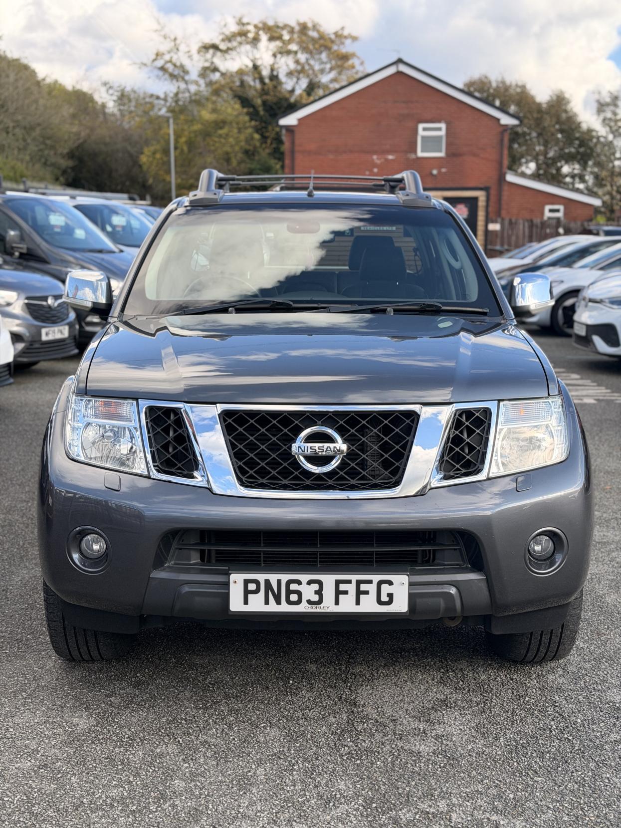 Nissan Navara 2.5 dCi Tekna Pickup Double Cab 4dr Diesel Manual 4WD Euro 5 (190 ps)