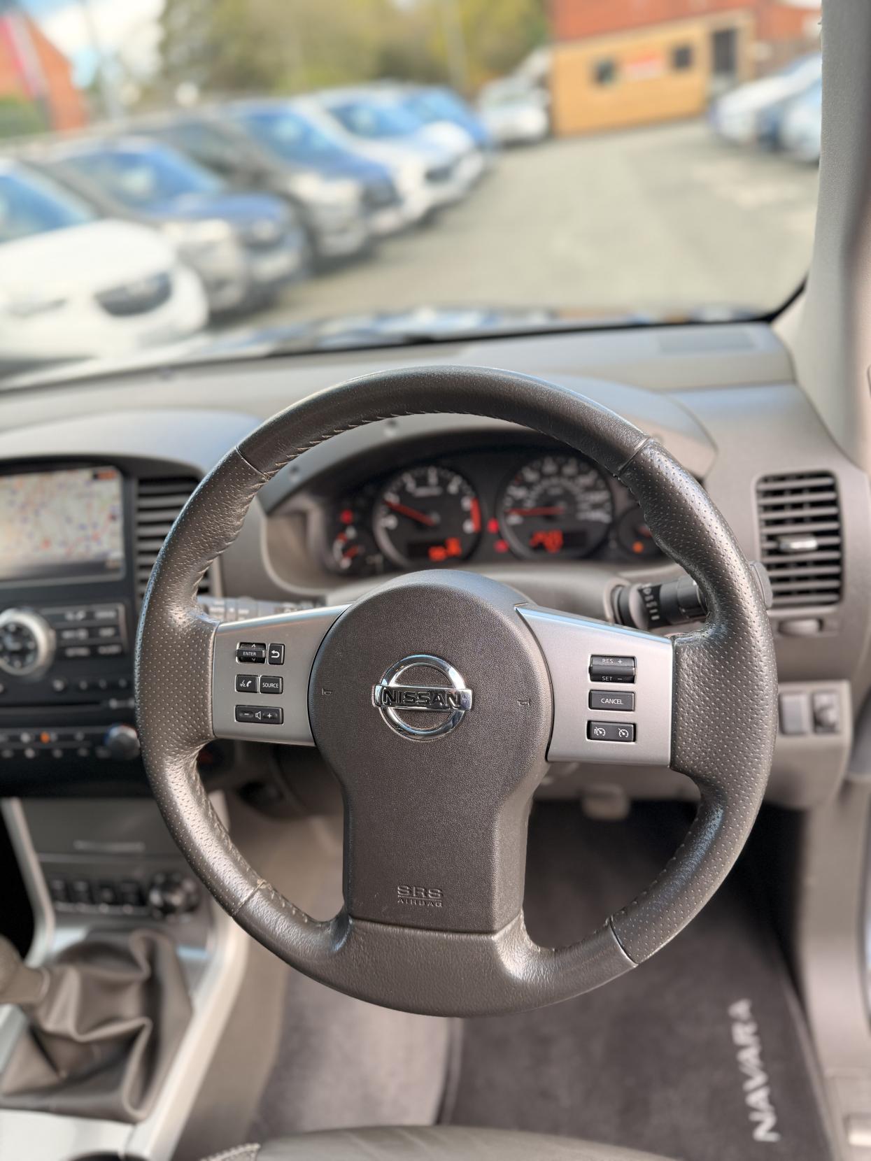 Nissan Navara 2.5 dCi Tekna Pickup Double Cab 4dr Diesel Manual 4WD Euro 5 (190 ps)